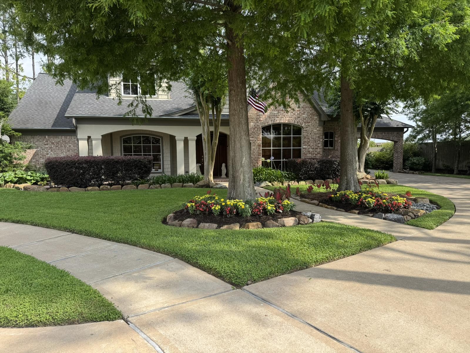 Beautifully maintained front yard and landscaping by Clip Landscaping in League City, TX